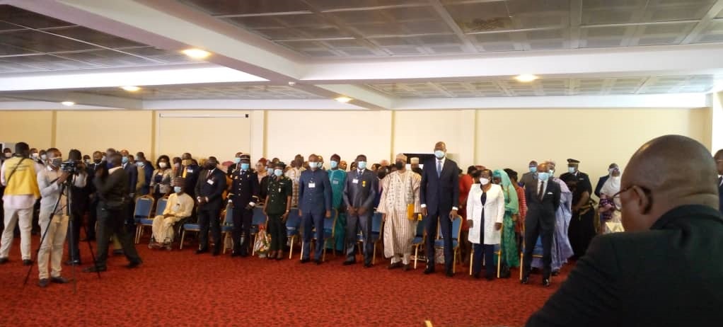 Photo de famille de remise des décorations aux responsables du MINFI