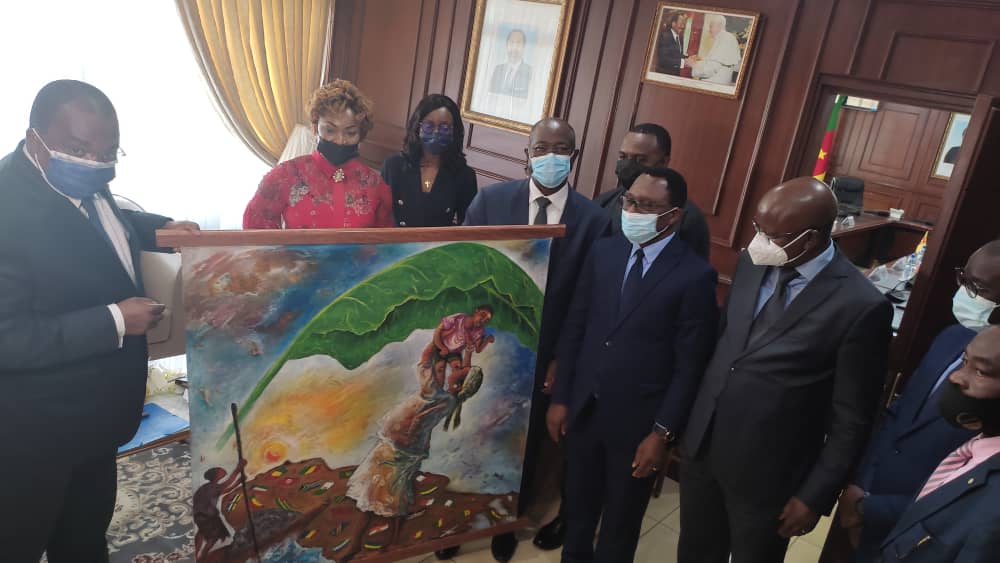 La délégation de la FANAF AU MINFI - Remise d'un tableau